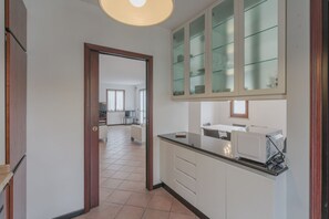 Una cocina moderna con encimera, armarios y microondas.