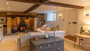 TV, fireplace, stereo - Yew Tree Cottage - sleeps 8 guests  in 4 bedrooms (Longborough)