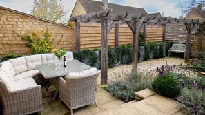 Outdoor dining - Yew Tree Cottage - sleeps 8 guests  in 4 bedrooms (Longborough)