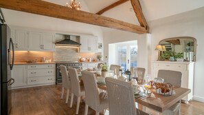 Kitchen-Diner, Yew Tree Cottage, Bolthole Retreats