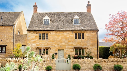 Yew Tree Cottage - sleeps 8 guests  in 4 bedrooms