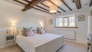 4 bedrooms, iron/ironing board, travel crib, free WiFi - Yew Tree Cottage - sleeps 8 guests  in 4 bedrooms (Longborough)