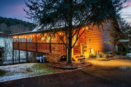 Brand New Hot Tub! Near Dollywood|2BD/2BA|Log Cabin|Sleeps 6|BBQ grill