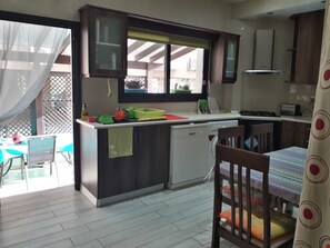 Apartment | Eigene Küche | Großer Kühlschrank, Mikrowelle, Ofen, Herdplatte