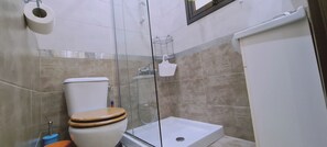 Apartment | Badezimmer | Dusche, kostenlose Toilettenartikel, Haartrockner, Handtücher