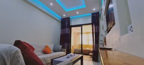 Apartment | Wohnzimmer | 45-Zoll-Flachbildfernseher mit Kabelempfang, Fernseher