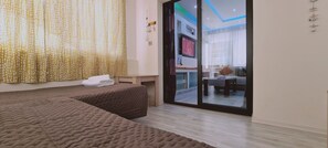 3 habitaciones, tabla de planchar con plancha y cuna de viaje 