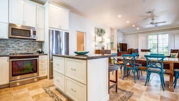 Réfrigérateur, micro-ondes, lave-vaisselle, cafetiÚre/bouilloire