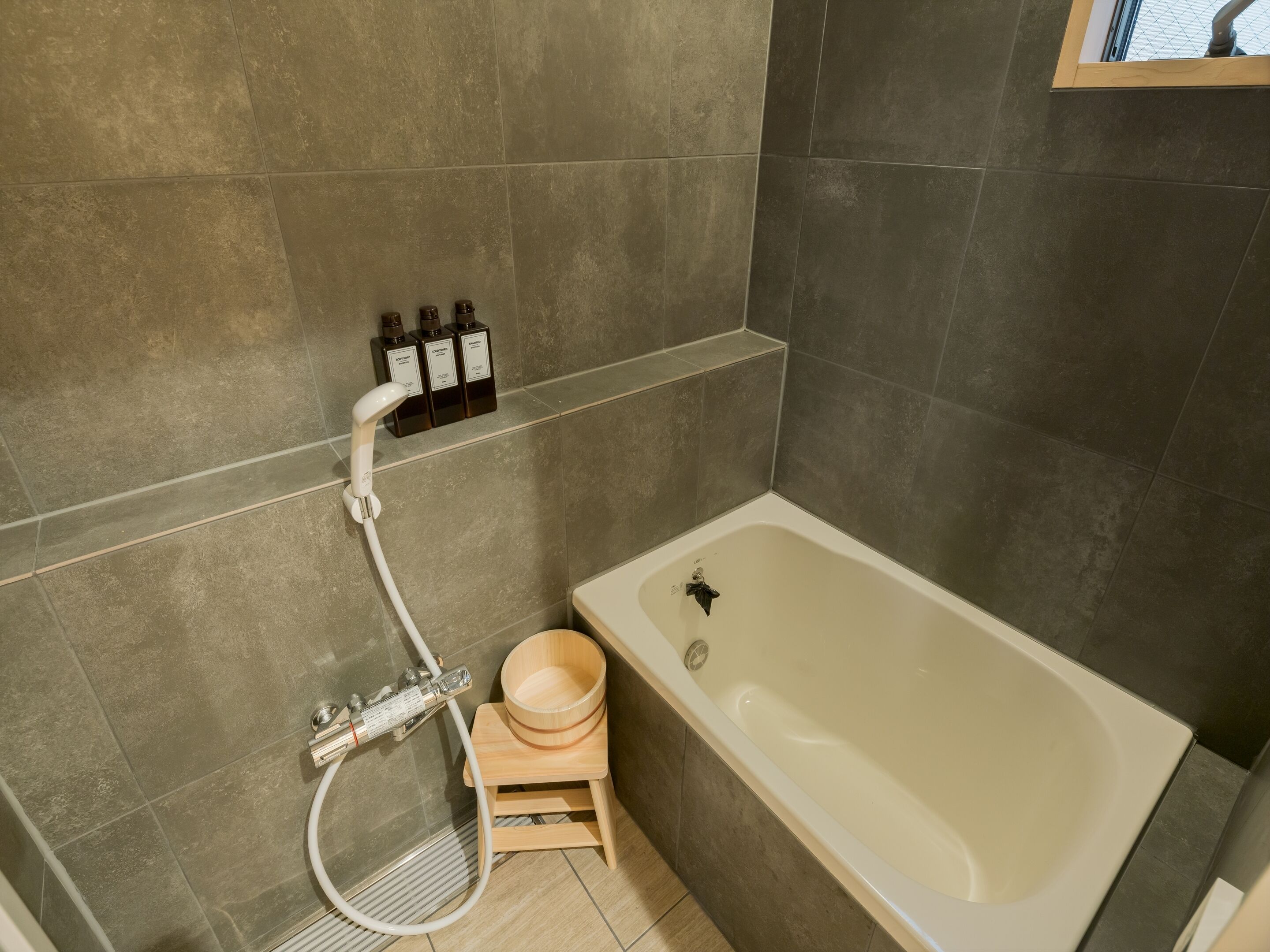 House | Bathroom | Separate tub and shower, hair dryer, slippers, bidet