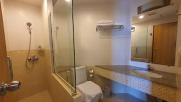 Deluxe-íbúð | Baðherbergi | Sturta, regnsturtuhaus, snyrtivörur án endurgjalds, hárblásari