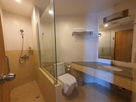 Deluxe Condo | Bathroom | Shower, rainfall showerhead, free toiletries, hair dryer
