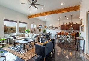 Smart TV, fireplace - Adventure: Private Hot Tub + Roof Top Deck + Golf (Hurricane)