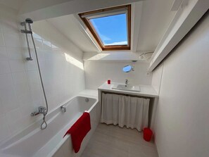 Bathtub, towels