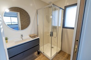 Douche, sèche-cheveux, serviettes fournies, savon