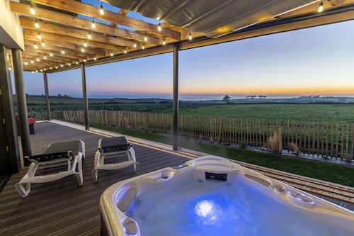 villa neuve prestations de luxe, spa, vue mer Bretagne