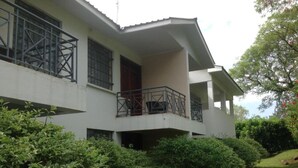 A two-story building with a balcony on the second floor. - Hotel Hippo Buck (Homa Bay)