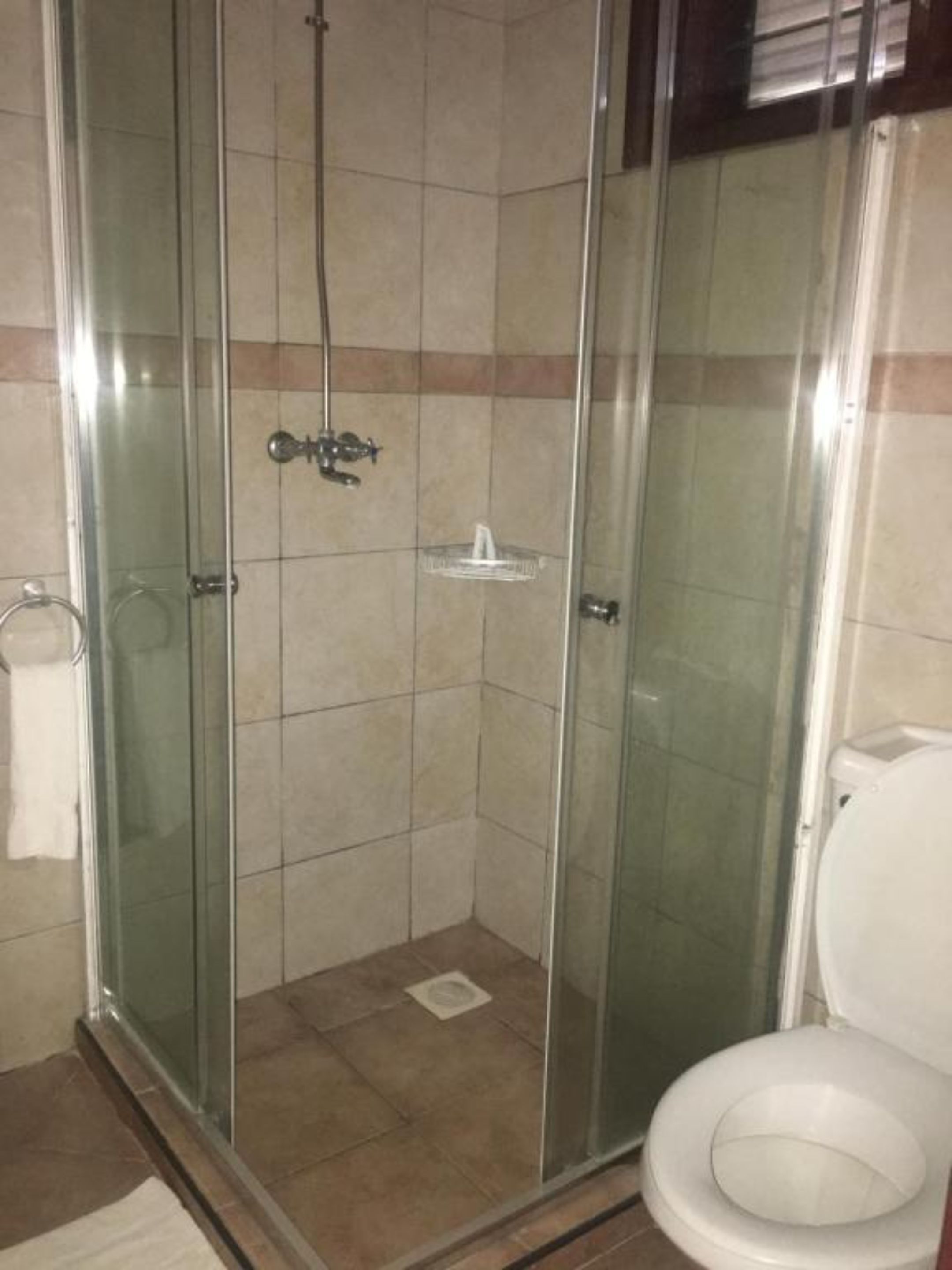 Ensemble baignoire-douche, pantoufles, serviettes fournies