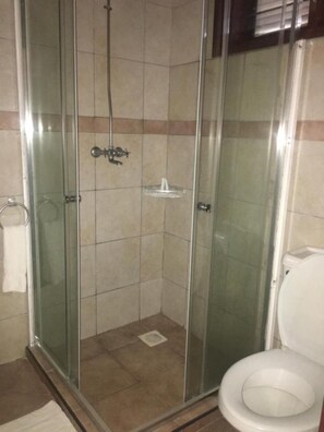 Combined shower/tub, slippers, towels - Hotel Hippo Buck (Homa Bay)