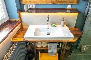 Unclassified image, 2 of 33, button