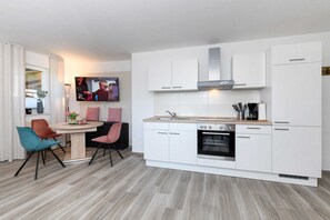 Kühlschrank, Ofen, Wasserkocher mit Kaffee-/Teezubehör, Wasserkocher