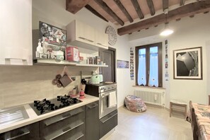 Fridge, oven, stovetop, coffee/tea maker