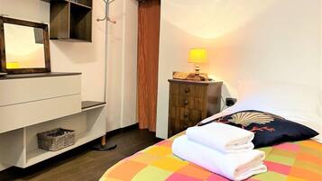 2 habitaciones, tabla de planchar con plancha, wifi y ropa de cama