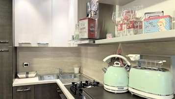 Refrigerador, horno, parrilla de estufa y cafetera y tetera