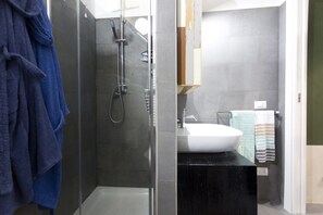 Shower, hair dryer, bidet, towels