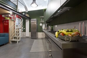 Fridge, oven, stovetop, dishwasher