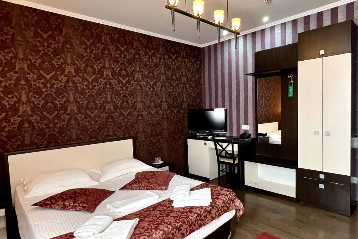 Bộ đồ giường kháng dị ứng, chăn bông, minibar, két bảo mật tại phòng 