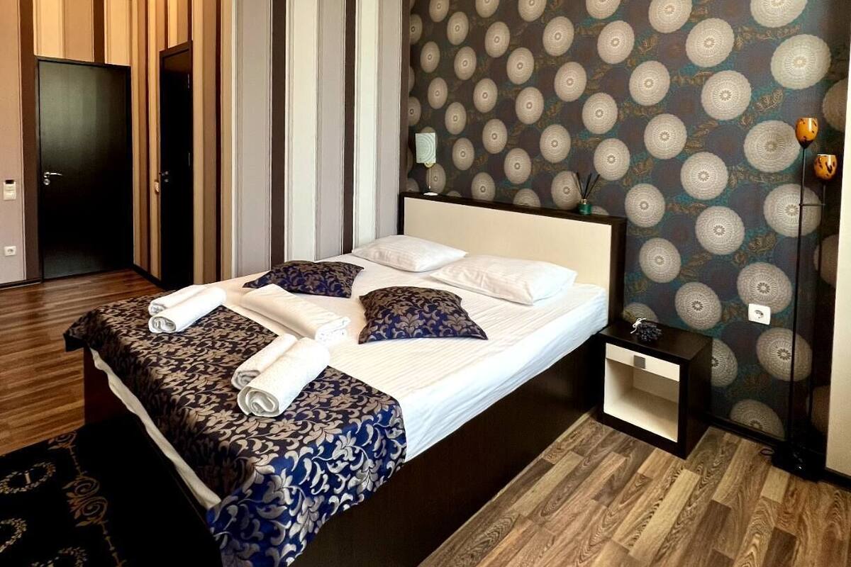 Bộ đồ giường kháng dị ứng, chăn bông, minibar, két bảo mật tại phòng 