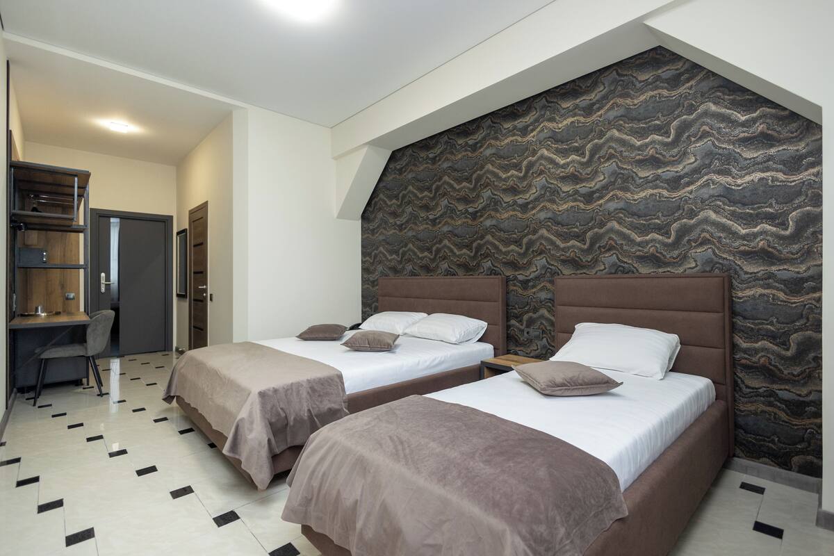 Phòng 2 giường đơn Cao cấp | Bộ đồ giường kháng dị ứng, chăn bông, minibar, két bảo mật tại phòng 