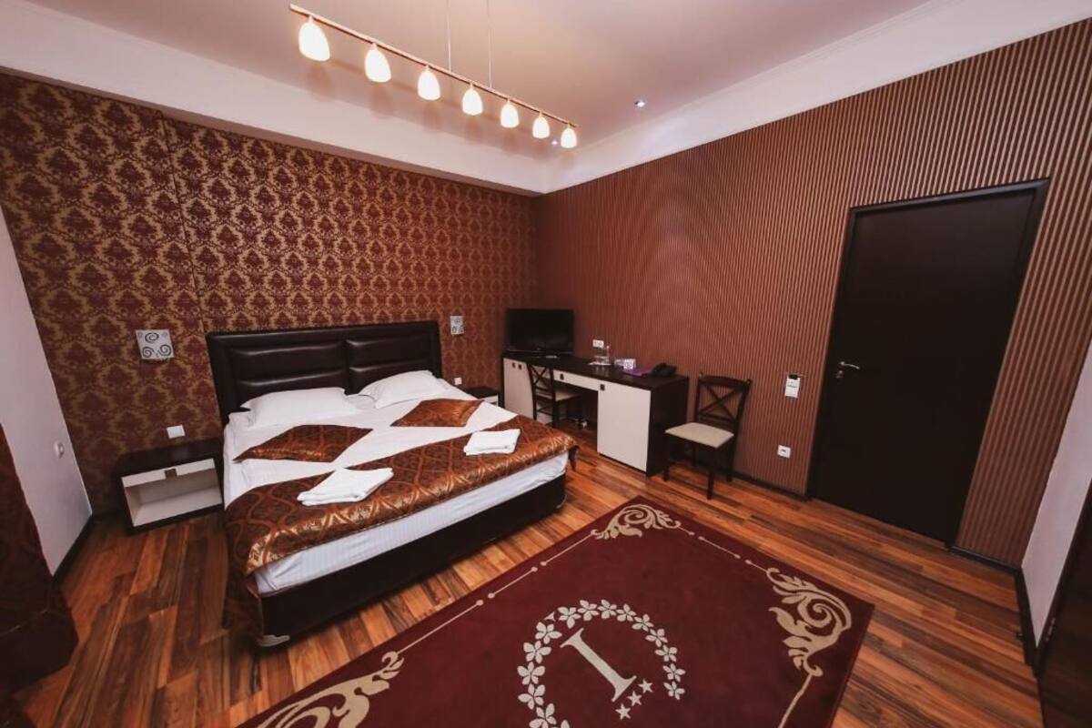 Bộ đồ giường kháng dị ứng, chăn bông, minibar, két bảo mật tại phòng 