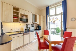 Kühlschrank, Mikrowelle, Ofen, Geschirrspüler