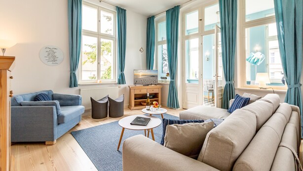 Un salon moderne avec un canapé, une table basse et un meuble pour la télévision.