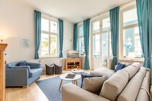 Un salon moderne avec un canapé, une table basse et un meuble pour la télévision.
