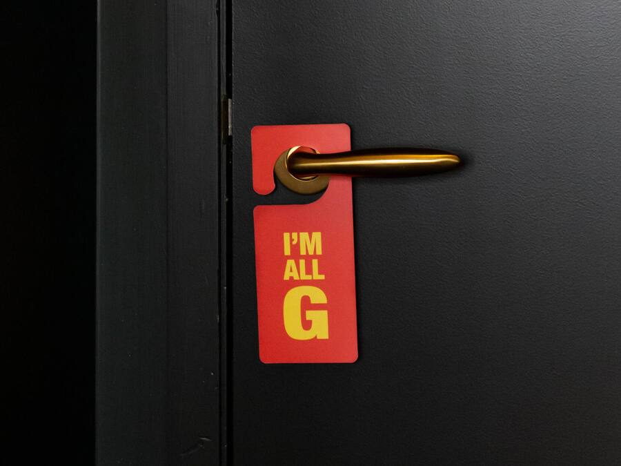 Eine Tür mit einem roten Schild, auf dem steht: 'Ich bin alles G'.