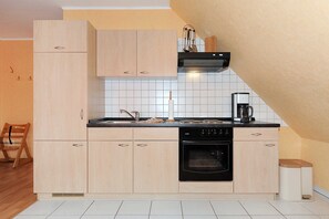 Fridge, oven, highchair - Vacation apartment Flut - Holiday apartments Haus Meeresleuchten (Esens)