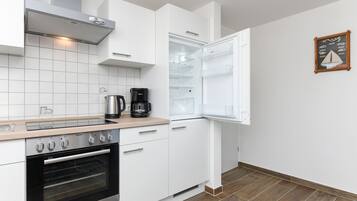 Fridge, oven, coffee/tea maker, electric kettle