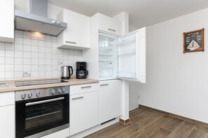 Kühlschrank, Ofen, Wasserkocher mit Kaffee-/Teezubehör, Wasserkocher