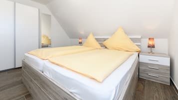 2 bedrooms, travel crib, WiFi