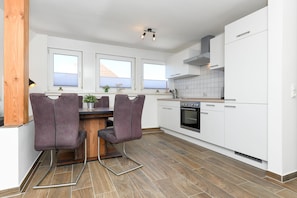 Kühlschrank, Ofen, Wasserkocher mit Kaffee-/Teezubehör, Wasserkocher