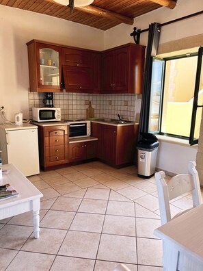 Frigorífico, microondas, horno y cafetera o tetera