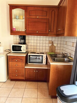 Frigorífico, microondas, horno y cafetera o tetera