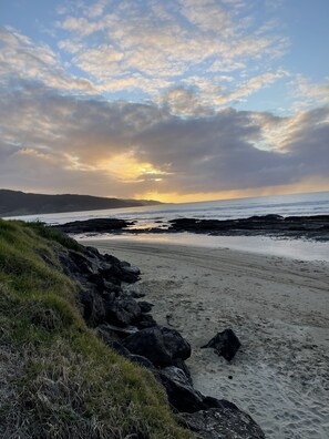 Na praia, espreguiçadeiras, toalhas de praia 