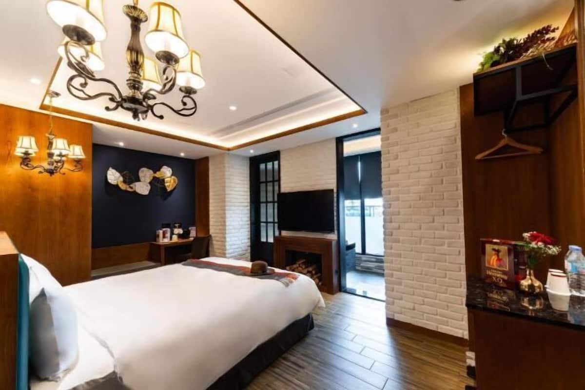 Minibar, desk, soundproofing, free WiFi