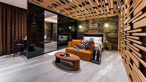 Un salon moderne avec un canapé, une table basse et une cheminée.