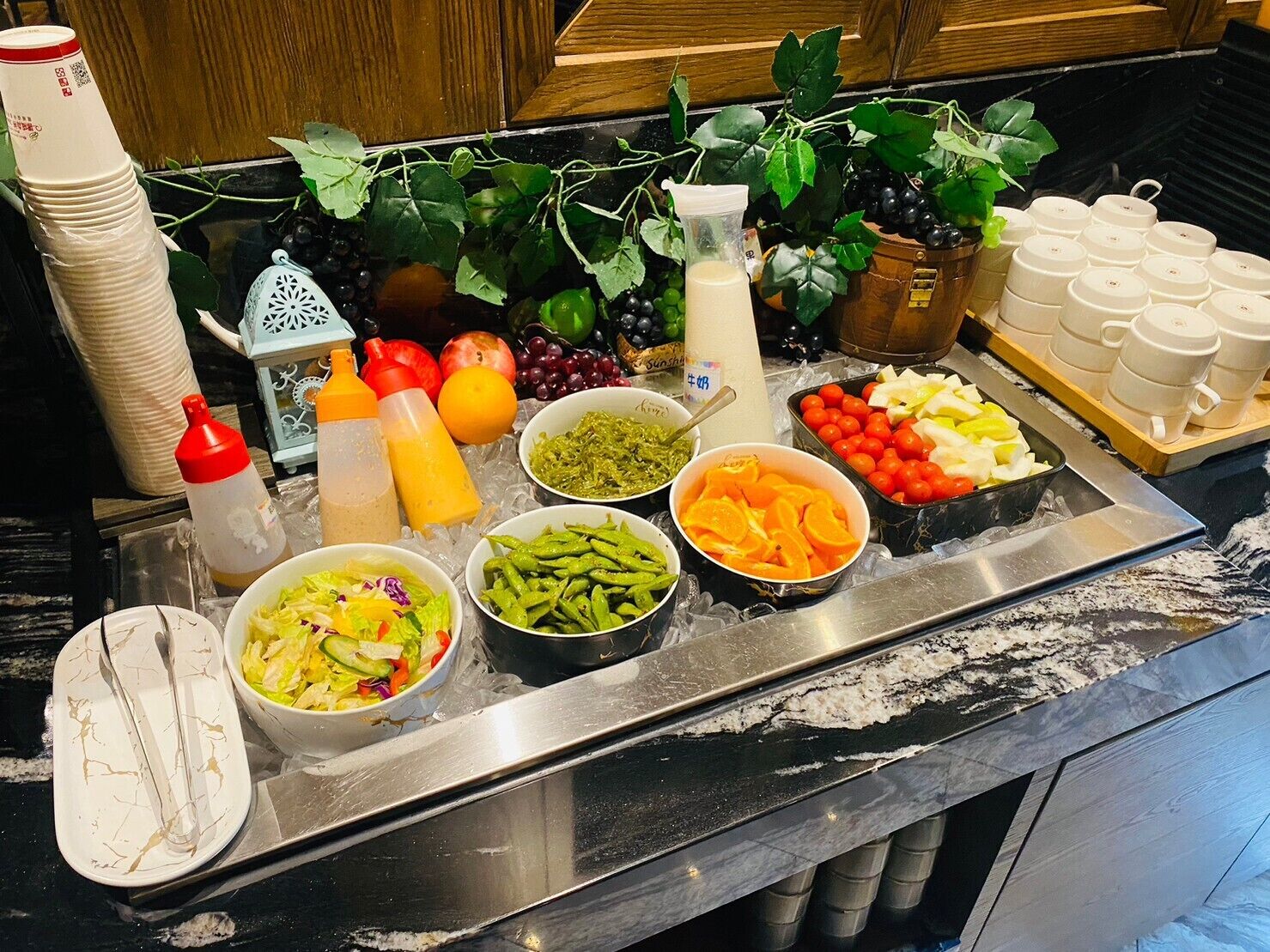 Una mesa de buffet con diversos alimentos y salsas.