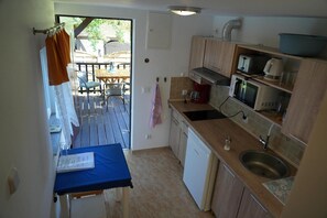 Frigorífico, placa de cocina, cafetera o tetera y tostadora