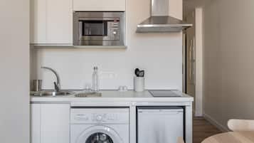 Refrigerador, microondas, placa de cocina, tostadora
